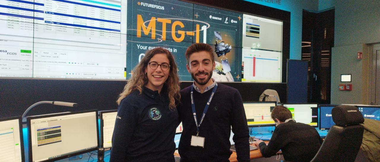 Sara Rodríguez y Pablo Sueiro, en la sala de control de Eumetsat momentos antes del lanzamiento.