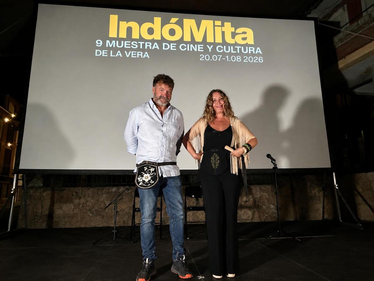 La Vera homenajea a los productores Tay Sánchez y Néstor Costrafreda con la Faltriquera Verata La Vera homenajea a los productores Tay Sánchez y Néstor Costrafreda con la Faltriquera Verata