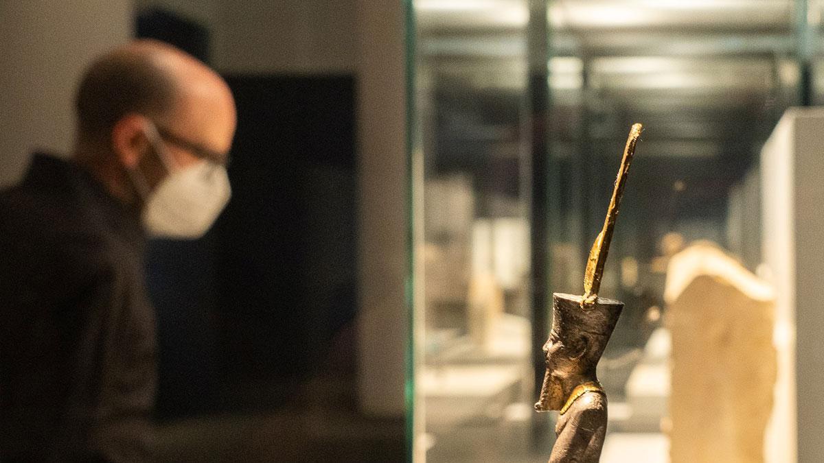 Un visitante observa piezas de la exposición “Faraón. Rey de Egipto” en el Gaiás