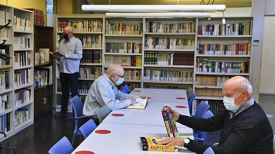 Dos usuaris d&#039;un centre de gent gran de la Fundació «La Caixa».