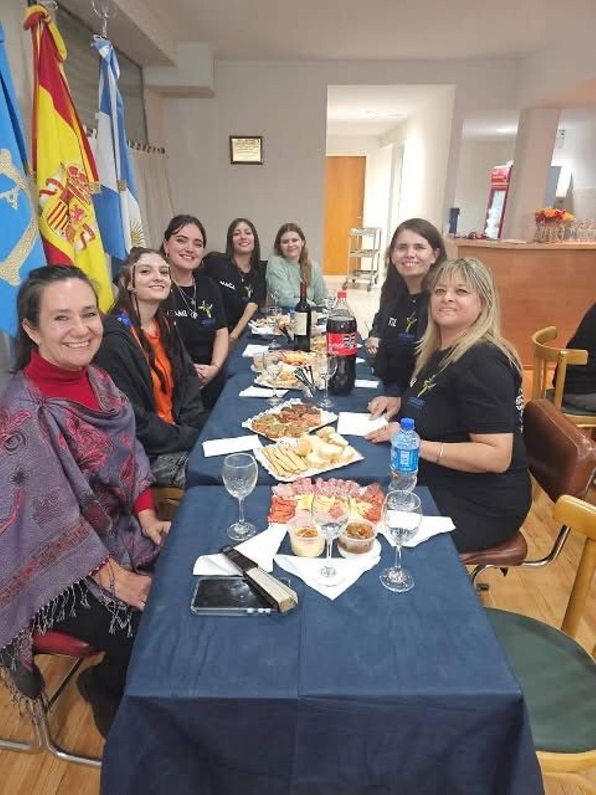 Asistentes a la celebración del Día de les Lletres en el centro asturiano de Comodoro Rivadavia.