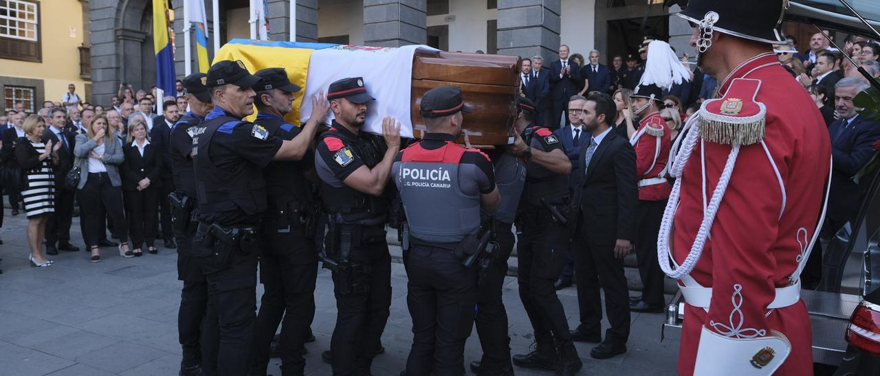 Salida de las Casas Consistoriales del féretro de Jerónimo Saavedra