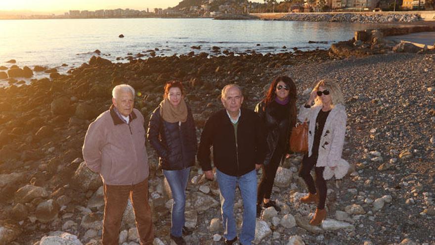 Miembros de la asociación de vecinos de Pedregalejo, hace unos días en el roquedal de los Baños del Carmen.