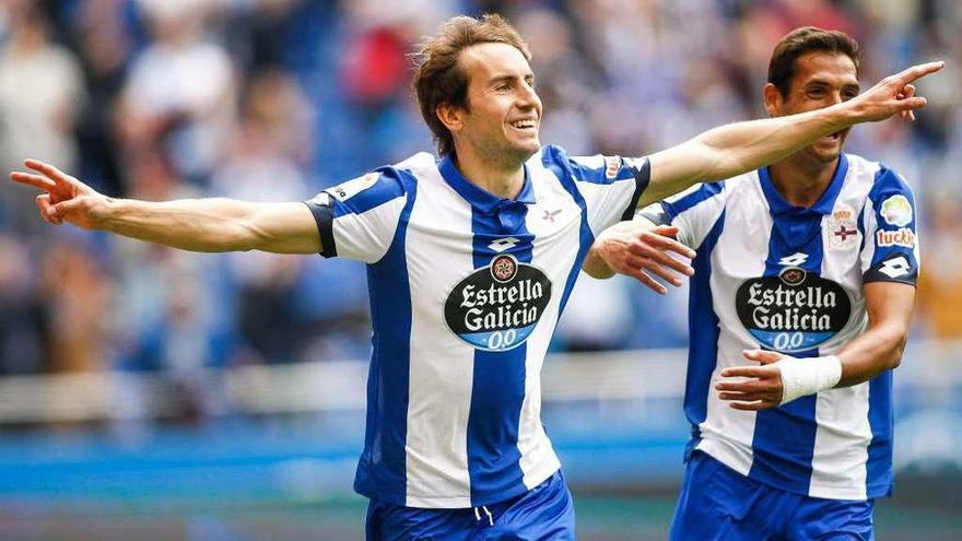 Pedro Mosquera celebra con Borges un gol la pasada temporada.