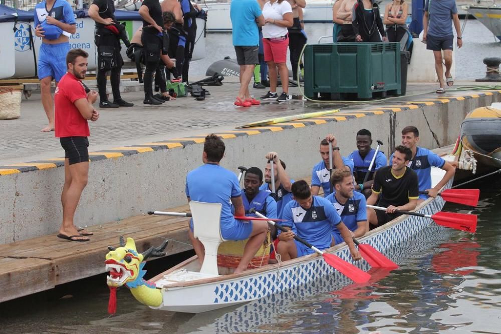 Los jugadores del FC Cartagena en el Club de Regat