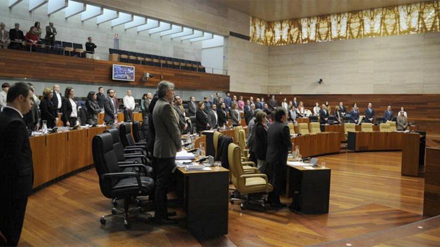 La Asamblea de Extremadura rinde homenaje a las víctimas del Holocausto