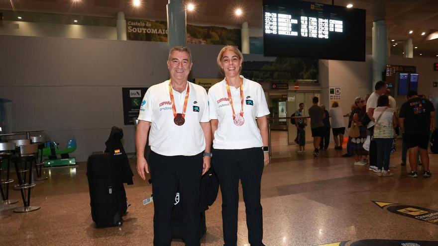 Miguel Méndez y Cristina Cantero vuelven a casa: las medallas que resuenan en la terminal