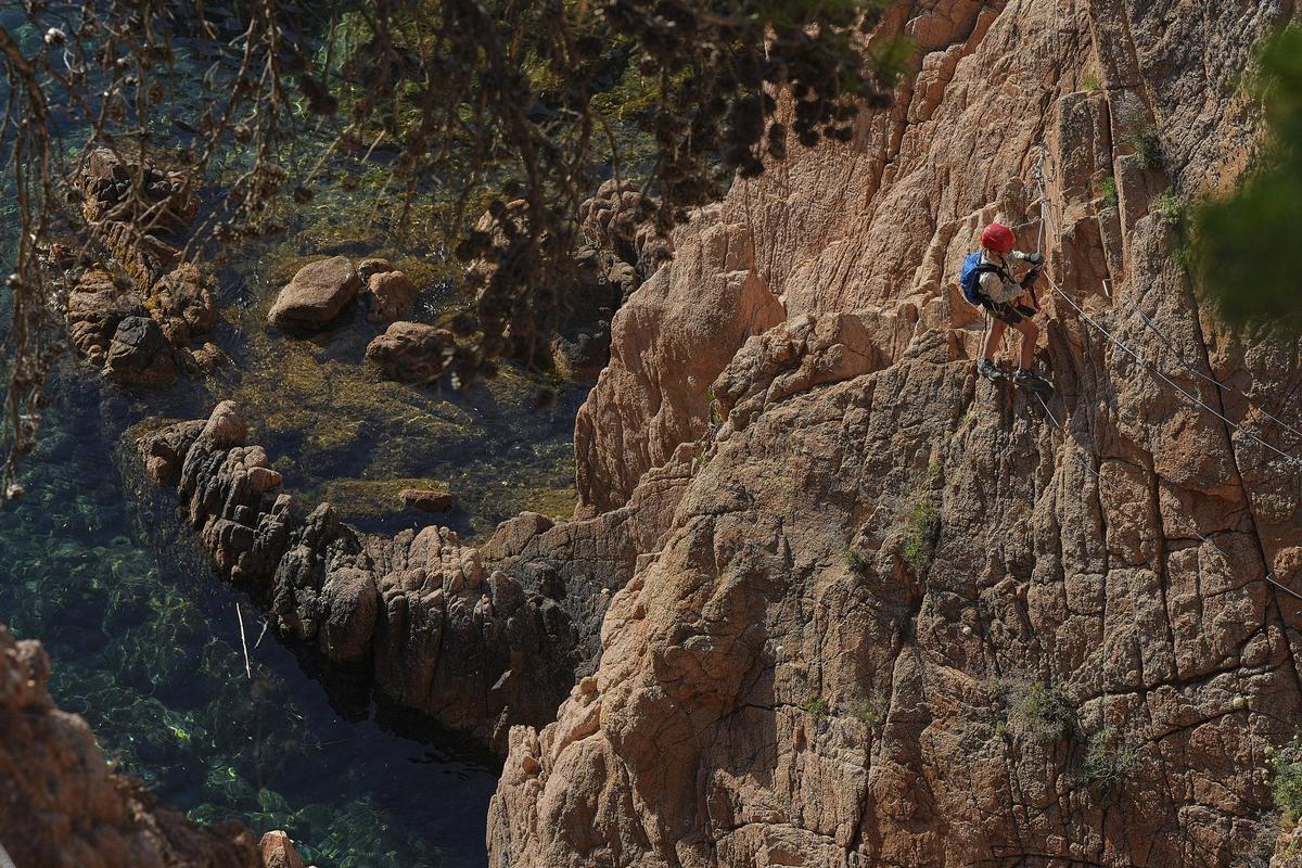 Les imatges de la via ferrada de la Cala del Molí que hauran de desmantellar Les imatges de la via ferrada de la Cala del Molí que hauran de desmantellar