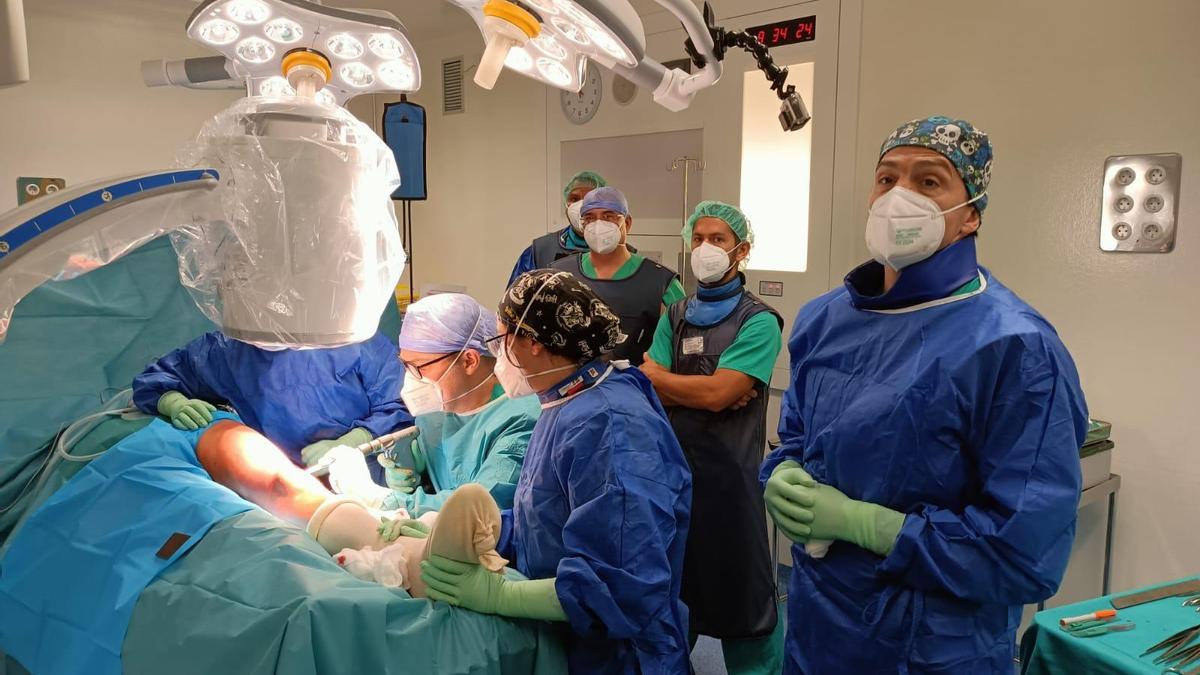 Momento de la intervención quirúrgica de alargamiento óseo en el Hospital Doctor José Molina Orosa.