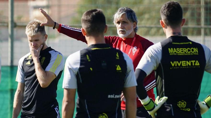 Pablo Alfaro, entrenador del Real Murcia, dando instrucciones en un entrenamiento.  | PRENSA REAL MURCIA