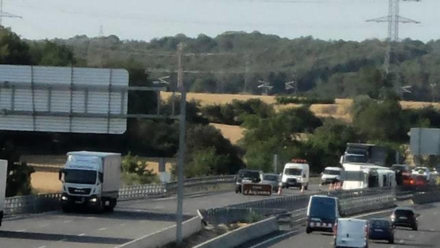 El camió i les retencions a la carretera.