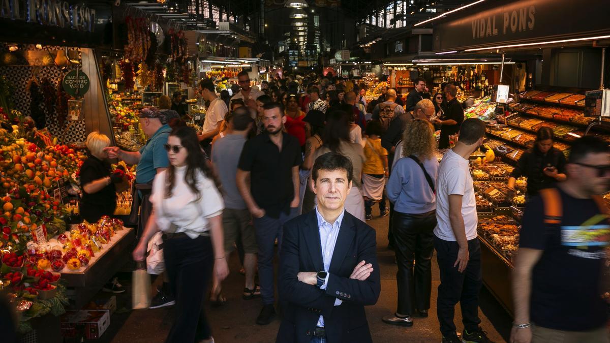 Jordi Mas, nuevo presidente de la Boqueria, en la entrada del recinto, el pasado viernes.