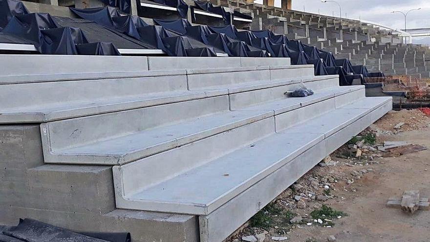 Estadi Balear: Inicio  de la colocación de las gradas en la tribuna