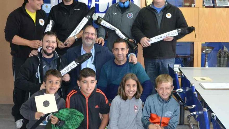 Los ganadores posan con sus trofeos y el patrocinador.