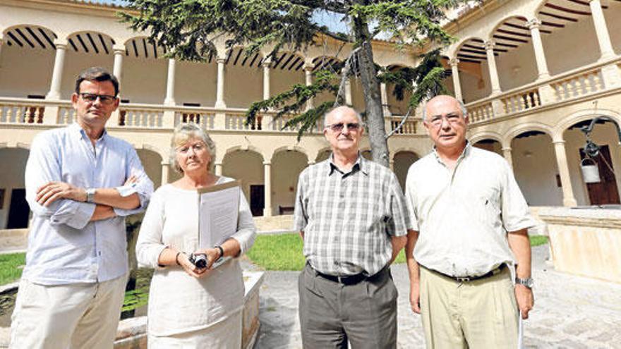 Antoni Roca, Assumpció Renom y los padres Vallespir y Amengual, ayer en el claustro del monasterio de La Real.