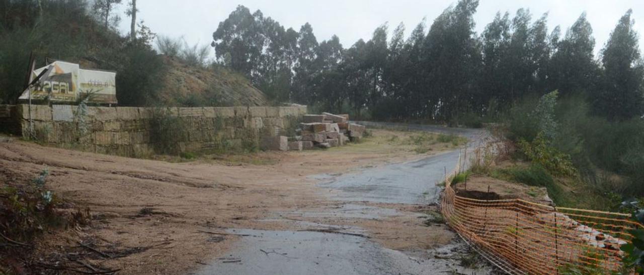 La tierra de las escorrentías llega a la pista vecinal.