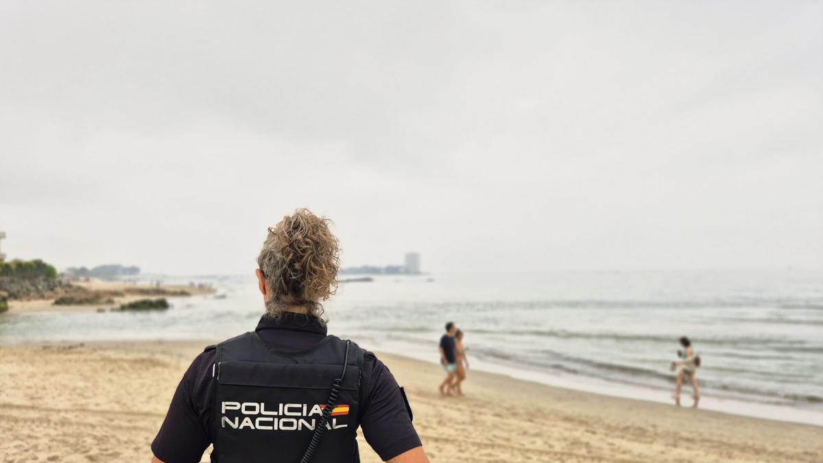 Una agente de la Policía Nacional en una playa de Galicia