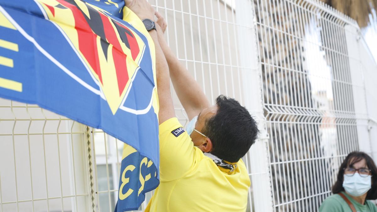 GALERÍA DE FOTOS | Así han recibido al equipo en los aledaños del estadio