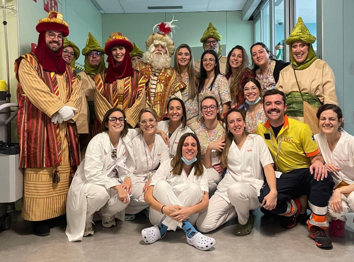 El rey Melchor con su séquito y personal del Hospital Sant Joan de Déu la noche de Reyes de  2025