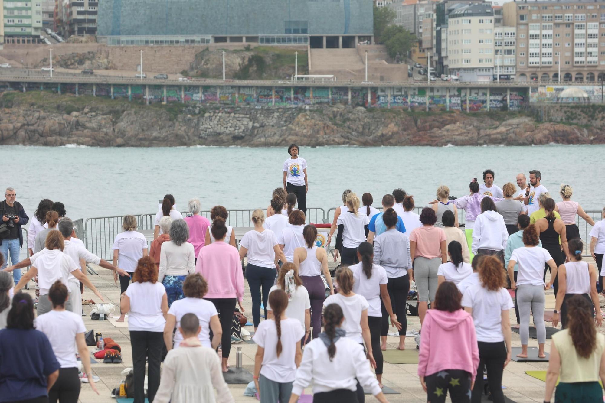 Clase de yoga y meditación en las Esclavas a cargo de la profesora de la embajada de la India