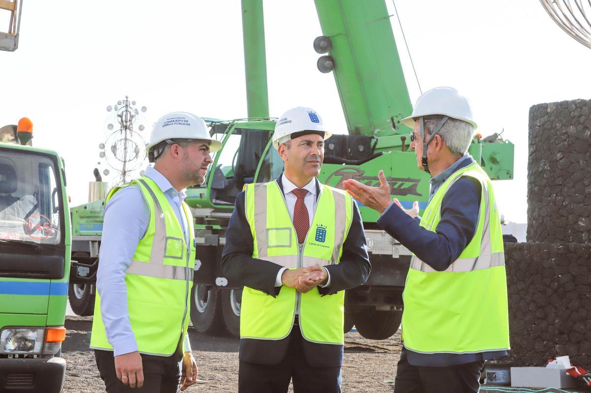 Jacobo Medina, Oswaldo Betancort y José Juan Ramírez, en la instalación de 'Fobos' en la rotonda de Tahiche.