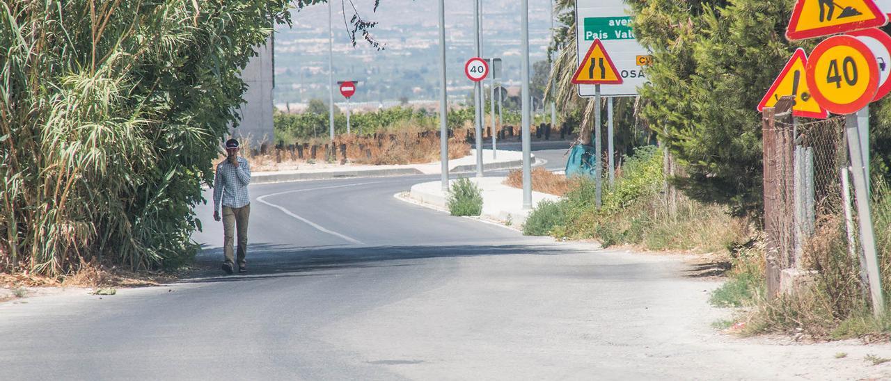 Avenida del País Valenciano de Cox en la que se van a construir aceras, en una imagen de archivo