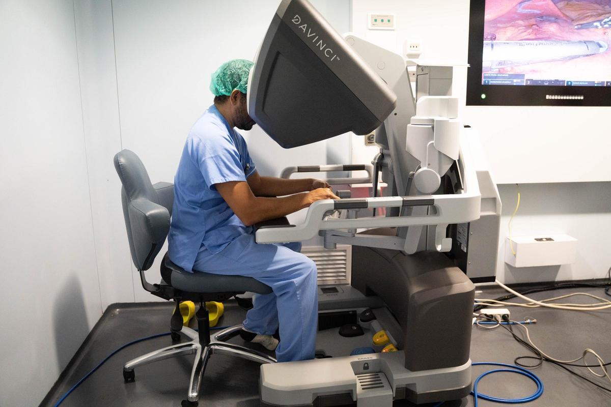 El robot Da Vinci proporciona una visión tridimensional de alta definición y permite movimientos precisos y estables.