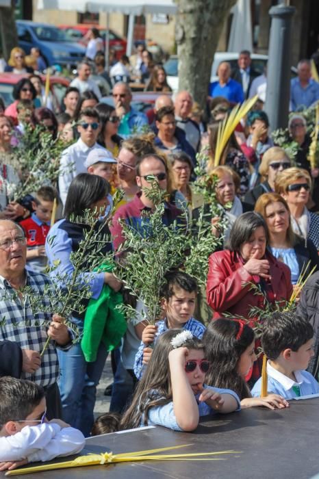 Semana Santa en Arousa 2017 | La Borriquita abarrota Fefiñáns