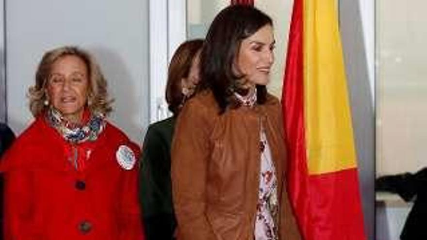 Letizia y Sofía van juntas de compras al Rastrillo