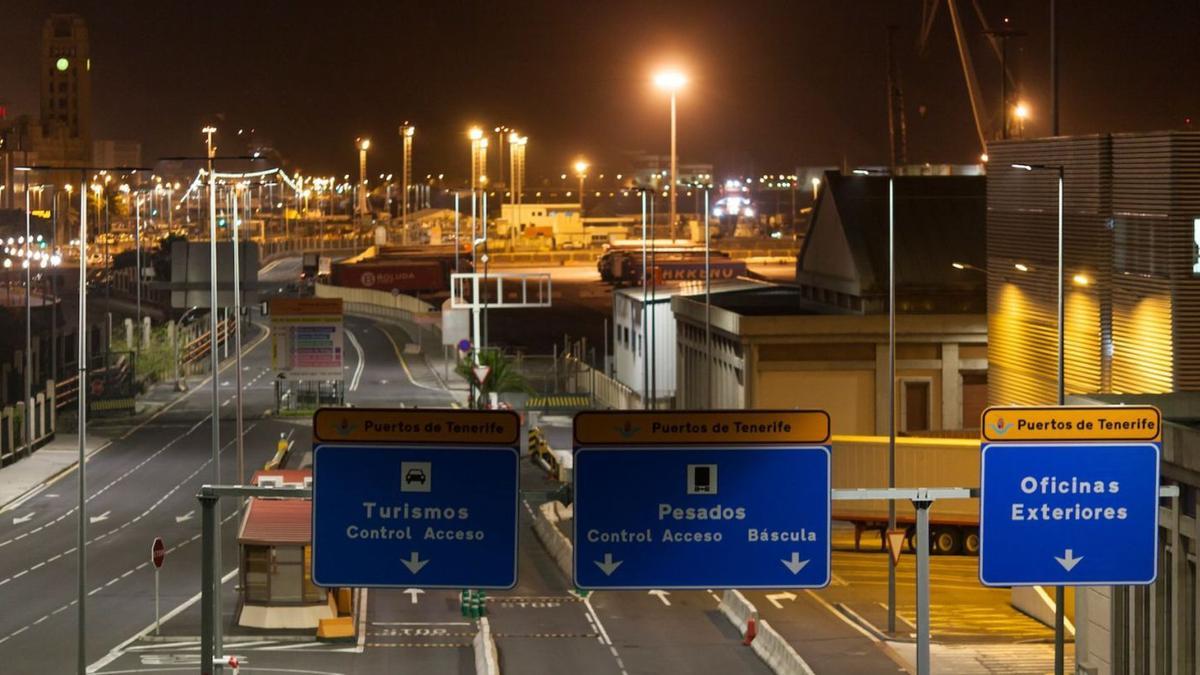 Imagen del Puerto de Santa Cruz de Tenerife iluminado de noche.