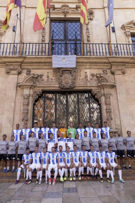 Los blanquiazules se hacen la foto oficial en Cort