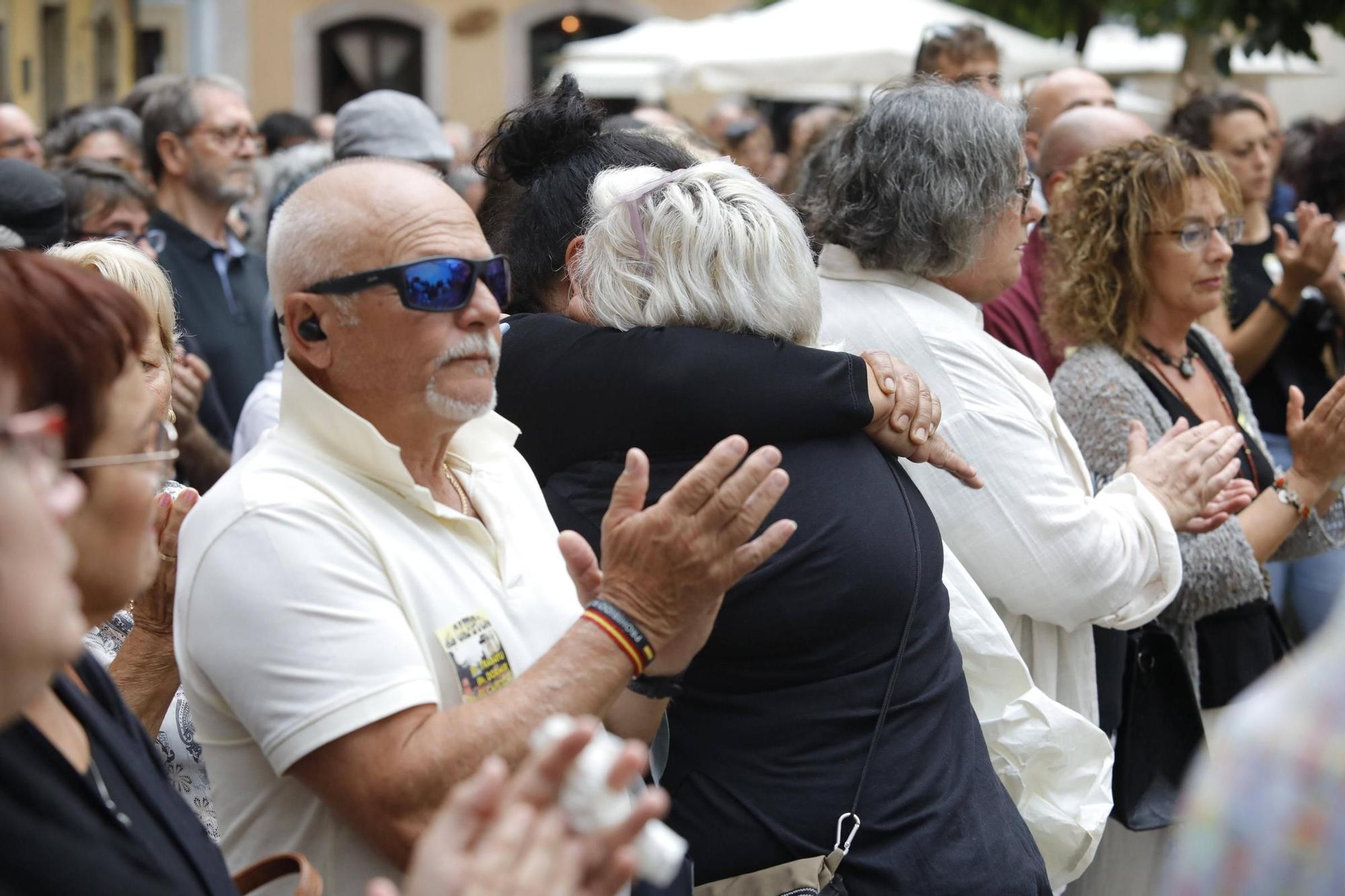 Así fue la despedida y el homenaje de amigos y clientes del Cafetón en Avilés a sus dueños, muertos en León