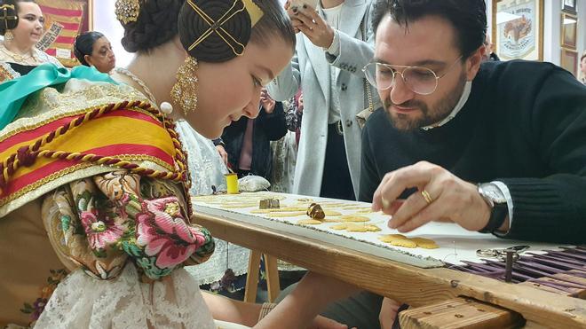 Las puntadas para el manto de la Virgen de las Fallas de Patraix