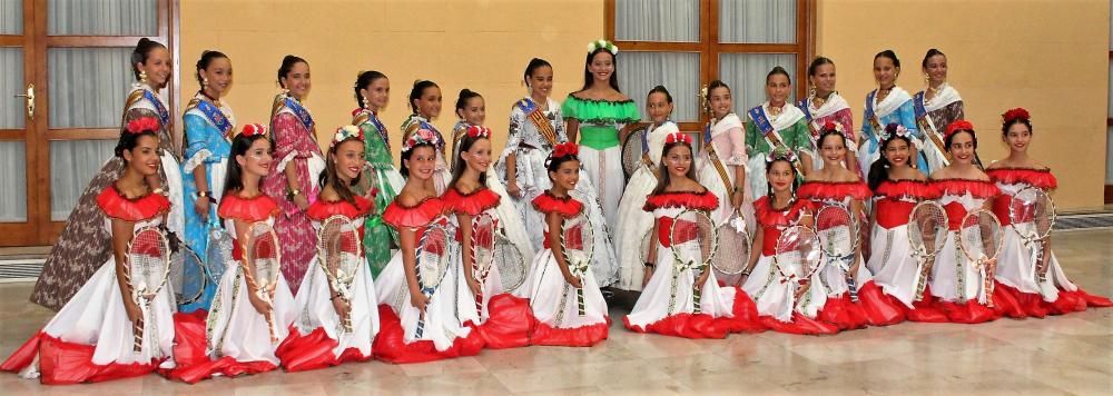 Marina, Sara, Rocío, Daniela y dos generaciones de embajadoras de la fiesta