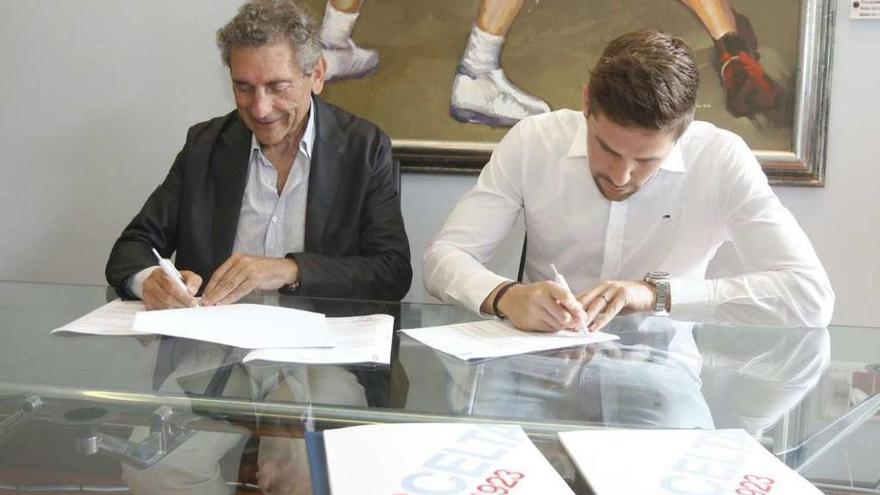 El presidente celeste, Carlos Mouriño, y Andrés Fontás estampan sus firmas en el contrato que vinculará al defensa catalán con el Celta por las próximas cuatro temporadas.