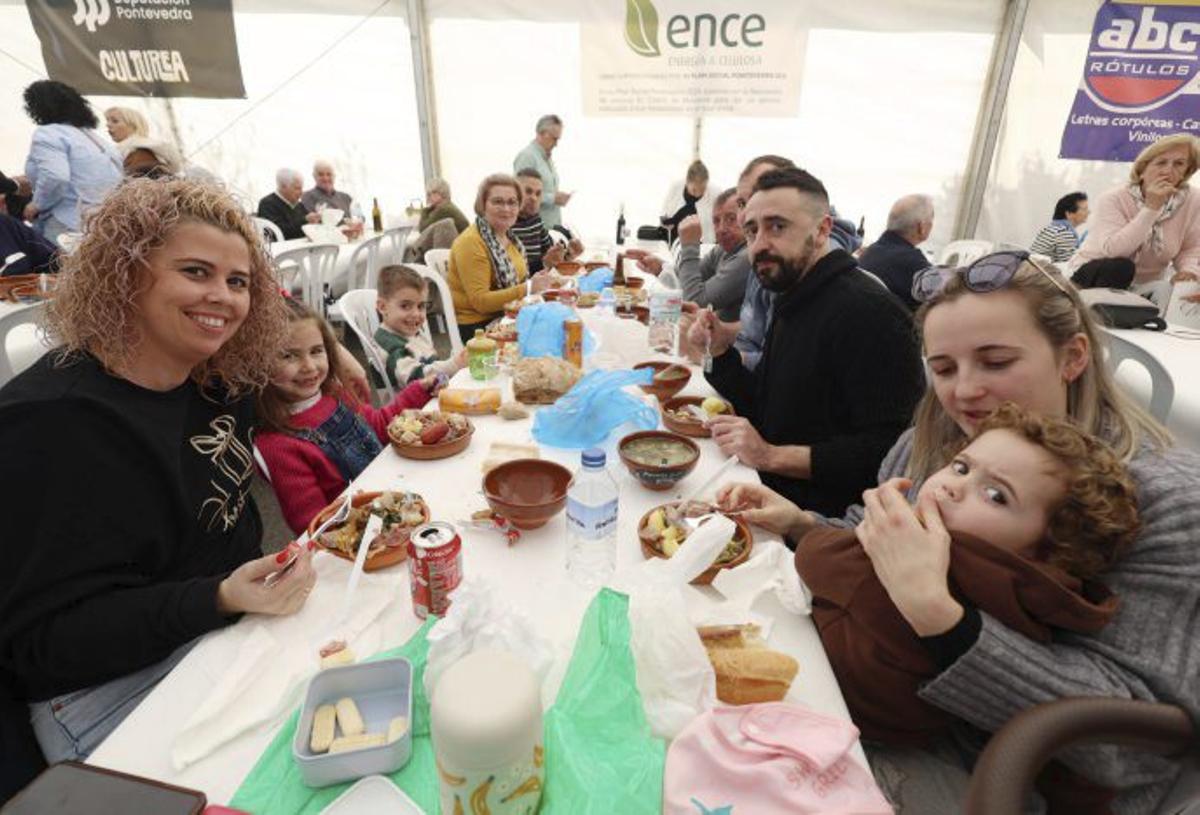 La fiesta volvió a tener un marcado carácter familiar y contó con un grupo de voluntarios imprescindible. | GUSTAVO SANTOS