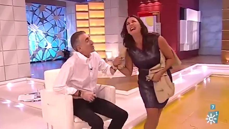 Juan y Medio corta la falda en directo a su compañera