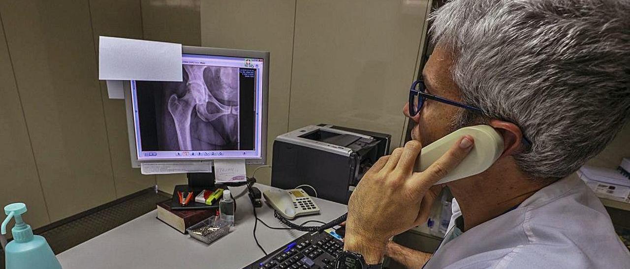 Un médico de familia atiende a un paciente a través de una llamada telefónica.