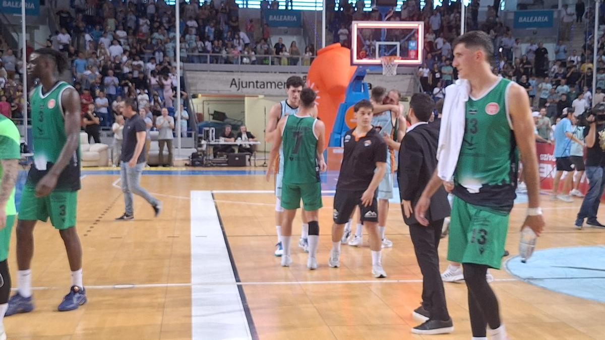 Fotogalería | Tristeza al final del partido entre el Cáceres y el Palmer Fotogalería | Tristeza al final del partido entre el Cáceres y el Palmer