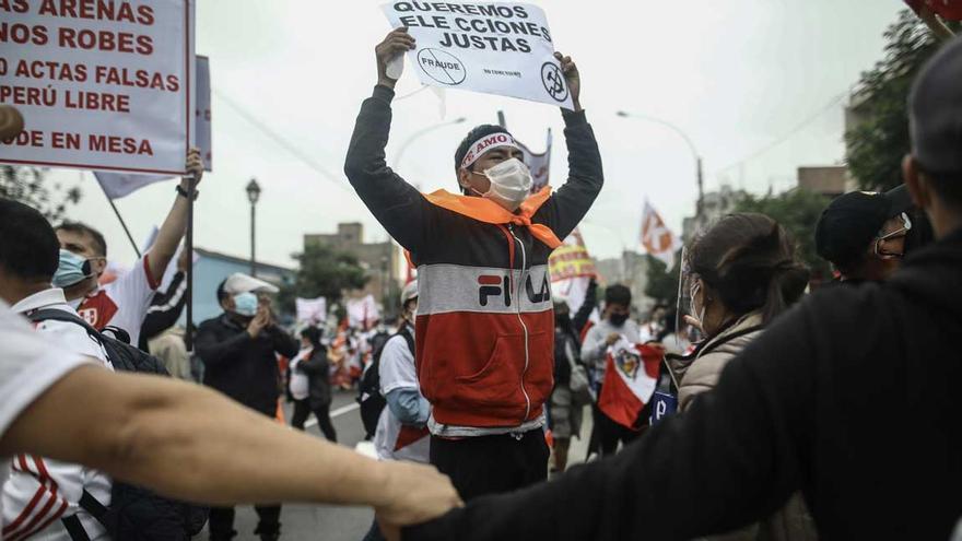 Los simpatizantes de Keiko Fujimori, durante su marcha por Lima.