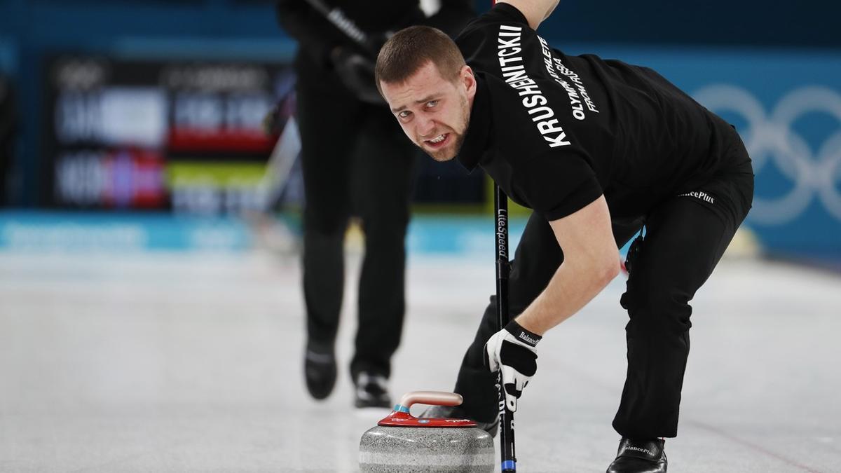 El ruso Alexander Krushelnitsky durante la prueba de curling