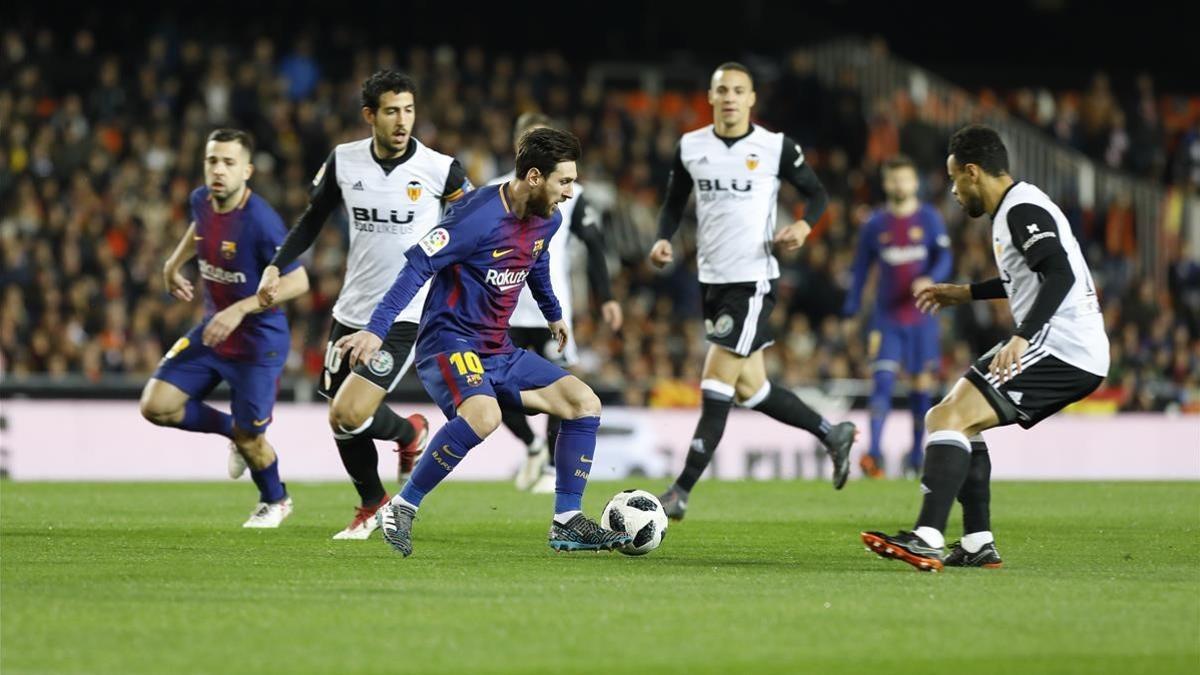 Messi, rodeado de valencianistas, en Mestalla.