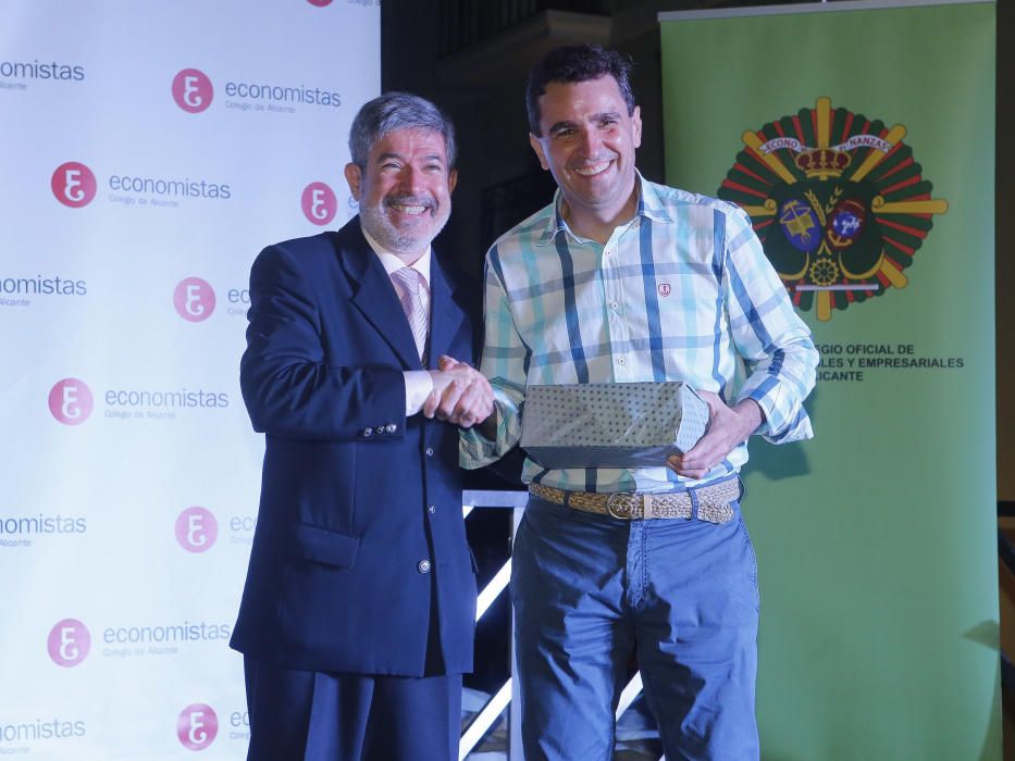 La entrega se realizó en el transcurso de la cena anual del Colegio de Economistas de Alicante.