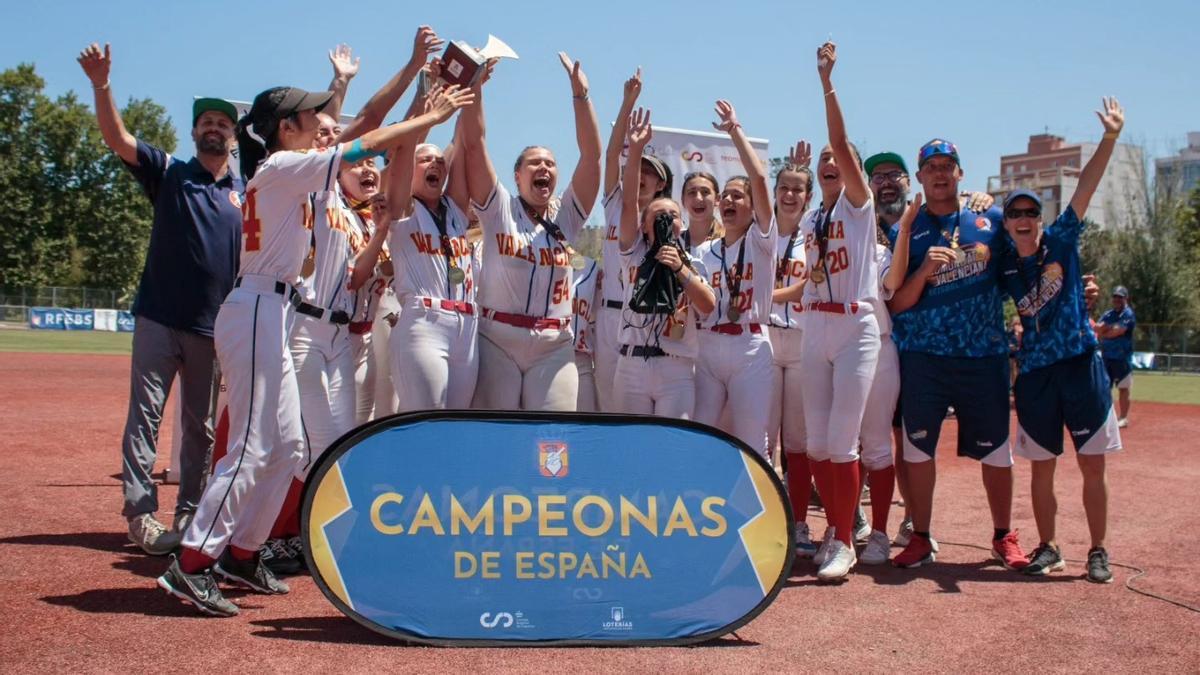 La Comunidad Valenciana levanta el trofeo