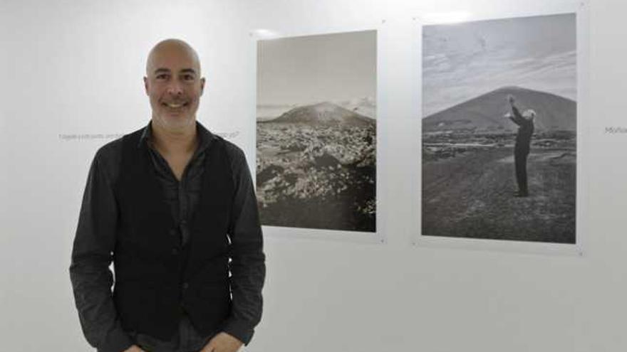 Joao Francisco Vilhena, ayer, en Arrecife junto a dos de sus fotos. | adriel perdomo