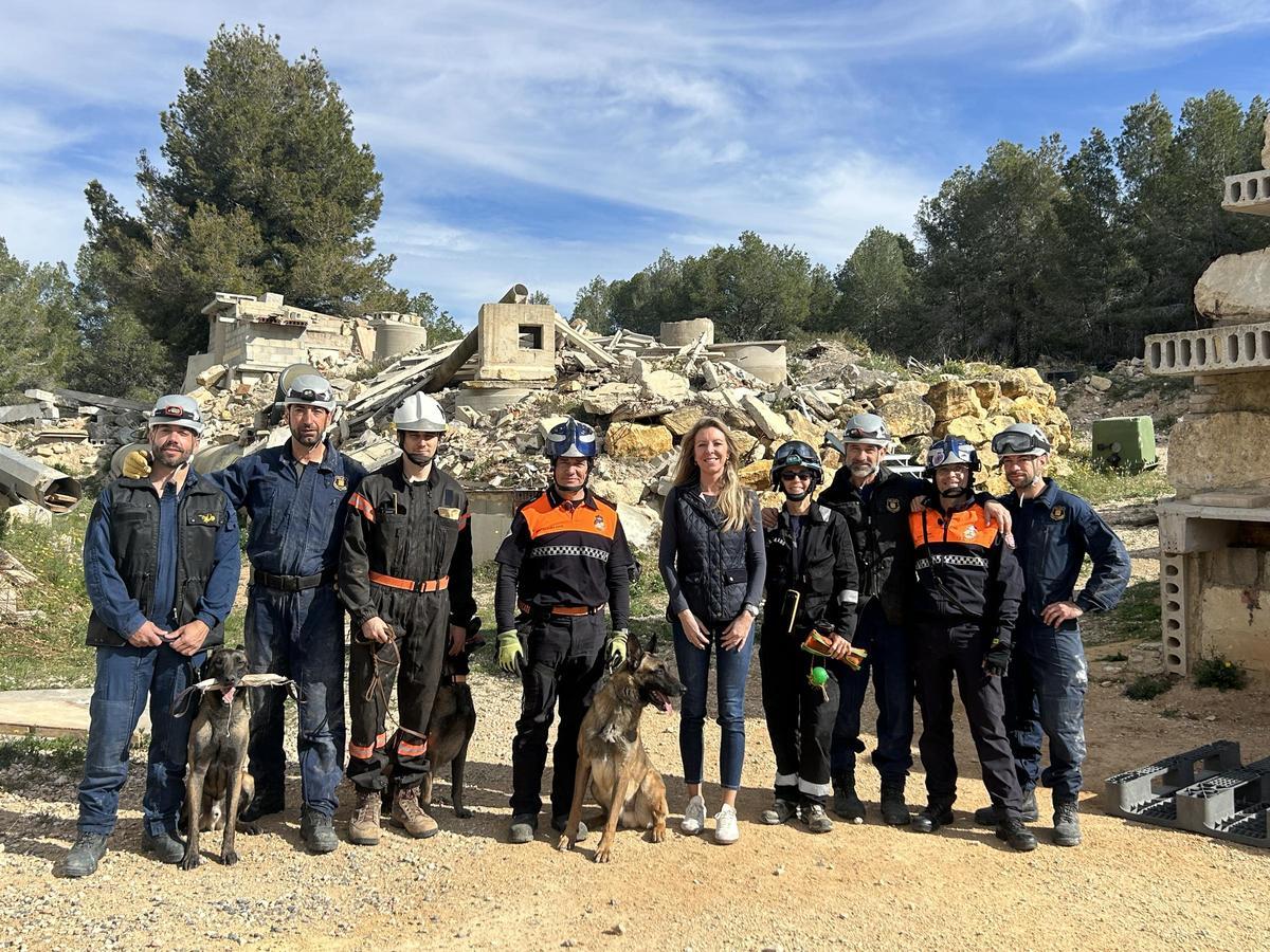 Jessica Gommans, concejala de Protección Animal, ha visitado las prácticas de los miembros de estas unidades caninas de rescate en el campo de entrenamiento.