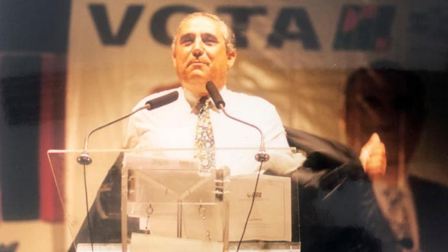 Dimas Martín durante un mitin en las elecciones de 2003.