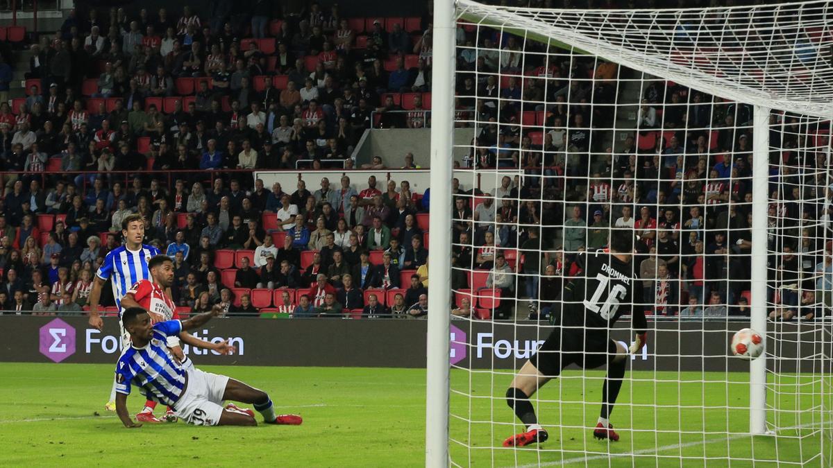 Isak marca el segundo gol de la Real Sociedad ante el PSV.