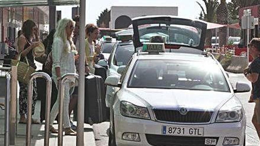 Un taxista carga a unos pasajeros en la parada del aeropuerto, en una imagen de archivo.