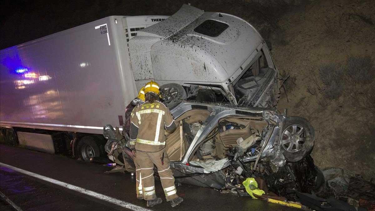 Bomberos trabajando en el lugar del accidente en el que han fallecido tres personas.